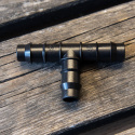 T-liitin 13 mm, T-liitin 13 mm letkulle. Käytetään pääletkun haaroittamiseen.