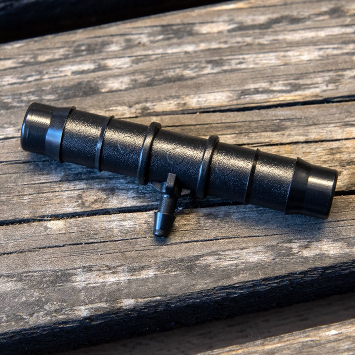 T-liitin 13 mm-4 mm, T-liitin 4 mm letkun liittämiseen 13 mm letkuun.