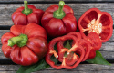 Paprika 'Loran', Kauniit, litteänpyöreät ja uurteiset hedelmät. Kypsyy vihreänviolettisesta syvänpunaiseen.
